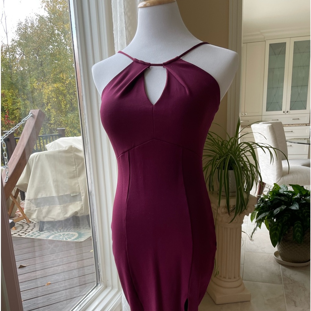 Fitted dress dress by Windsor. Burgundy in color.